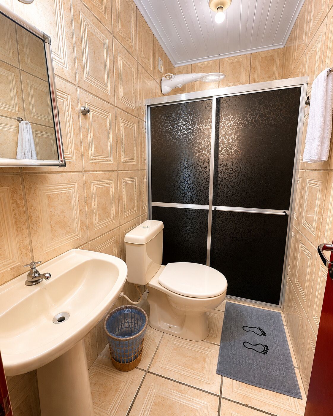 Comfort driepersoonskamer | Badkamer