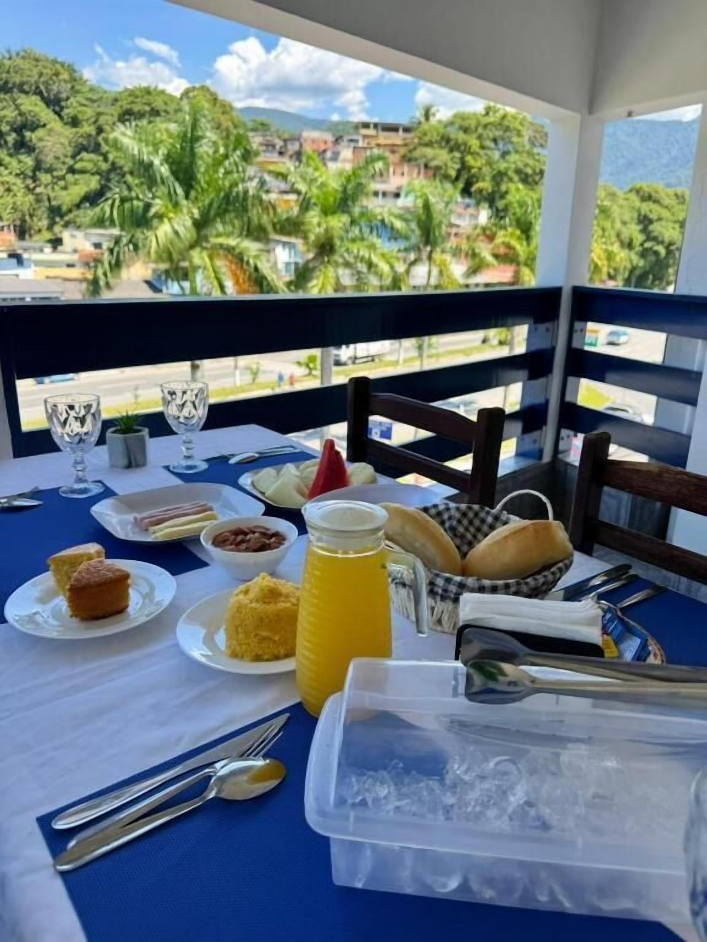 Una mesa lista para el desayuno con vistas al paisaje costero.