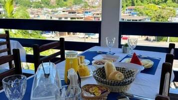 Vierpersoonskamer | Buiten dineren