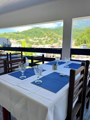 Mesa lista para comer con vistas a un paisaje montañoso.