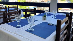 Mesa dispuesta para comer con vista a un paisaje montañoso.