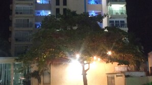 Ein mehrstöckiges Hotel mit Balkonen, einem gut sichtbaren 'SALVIA'-Schild und einem Baum im Vordergrund.