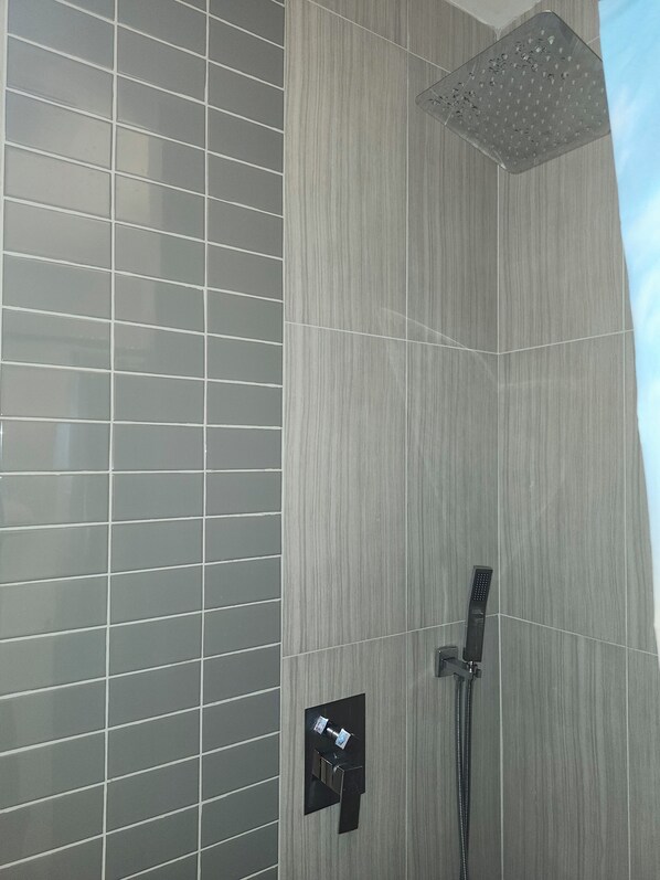 Dusche, Handtücher, Seife, Toilettenpapier