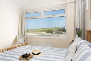 Room - Porth Beach House - Dog friendly, Beachfront, Parking (Porth)
