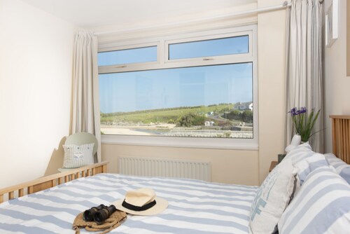 Porth Beach House - Dog friendly, Beachfront, Parking