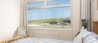 Porth Beach House - Dog friendly, Beachfront, Parking