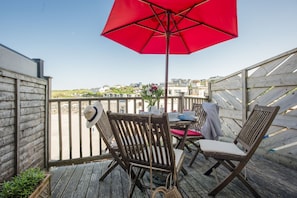 Outdoor dining - Porth Beach House - Dog friendly, Beachfront, Parking (Porth)