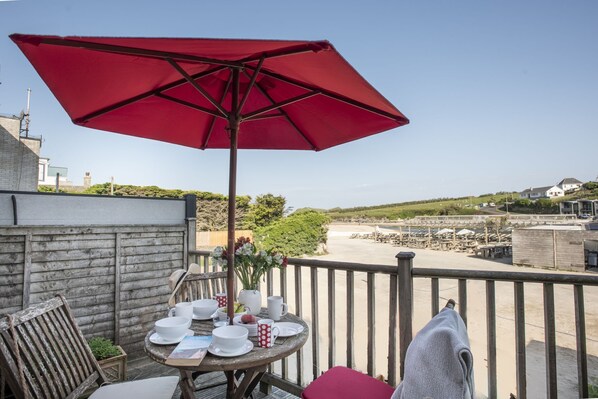 Outdoor dining - Porth Beach House - Dog friendly, Beachfront, Parking (Porth)
