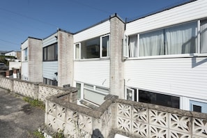 Exterior - Porth Beach House - Dog friendly, Beachfront, Parking (Porth)