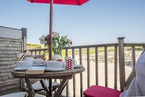 Outdoor dining - Porth Beach House - Dog friendly, Beachfront, Parking (Porth)