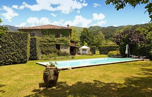 Pool - Lovely home in Villa Collemandina (Villa Collemandina)
