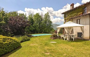 Outdoor dining - Lovely home in Villa Collemandina (Villa Collemandina)