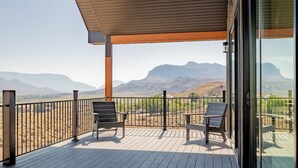 Terrace/patio - LaLuna Ranch- 4 bedroom mountain-view home on the way to Yellowstone (Cody)