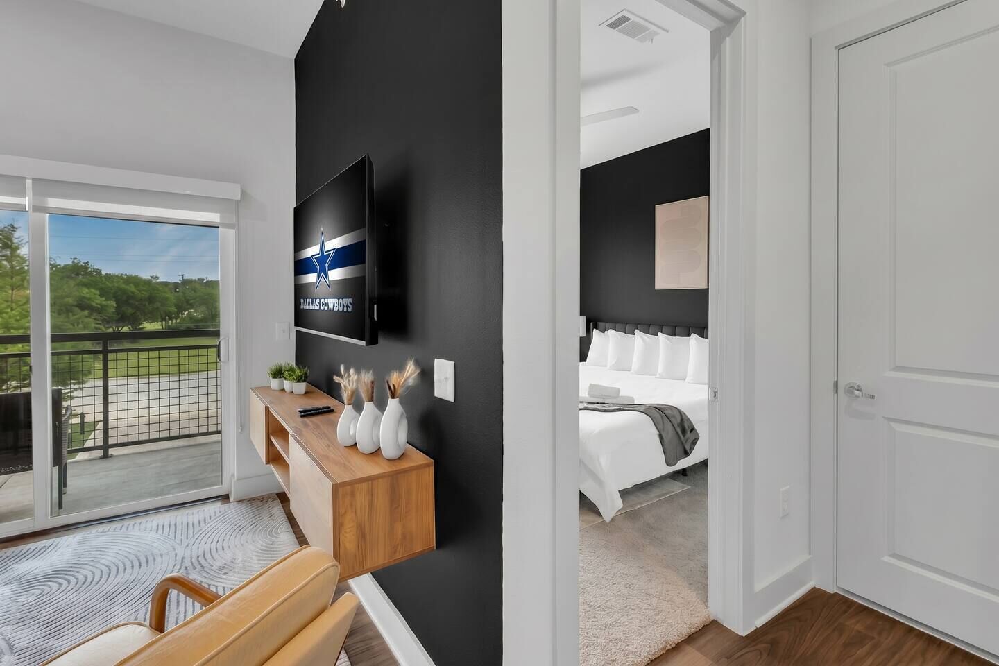 Desk, iron/ironing board, WiFi, bed sheets