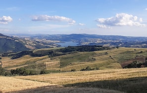 Des collines ondulantes, une étendue d’eau et un ciel dégagé.