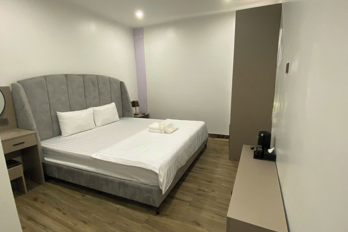 Habitación básica | Escritorio, cortinas opacas, wifi gratis y ropa de cama