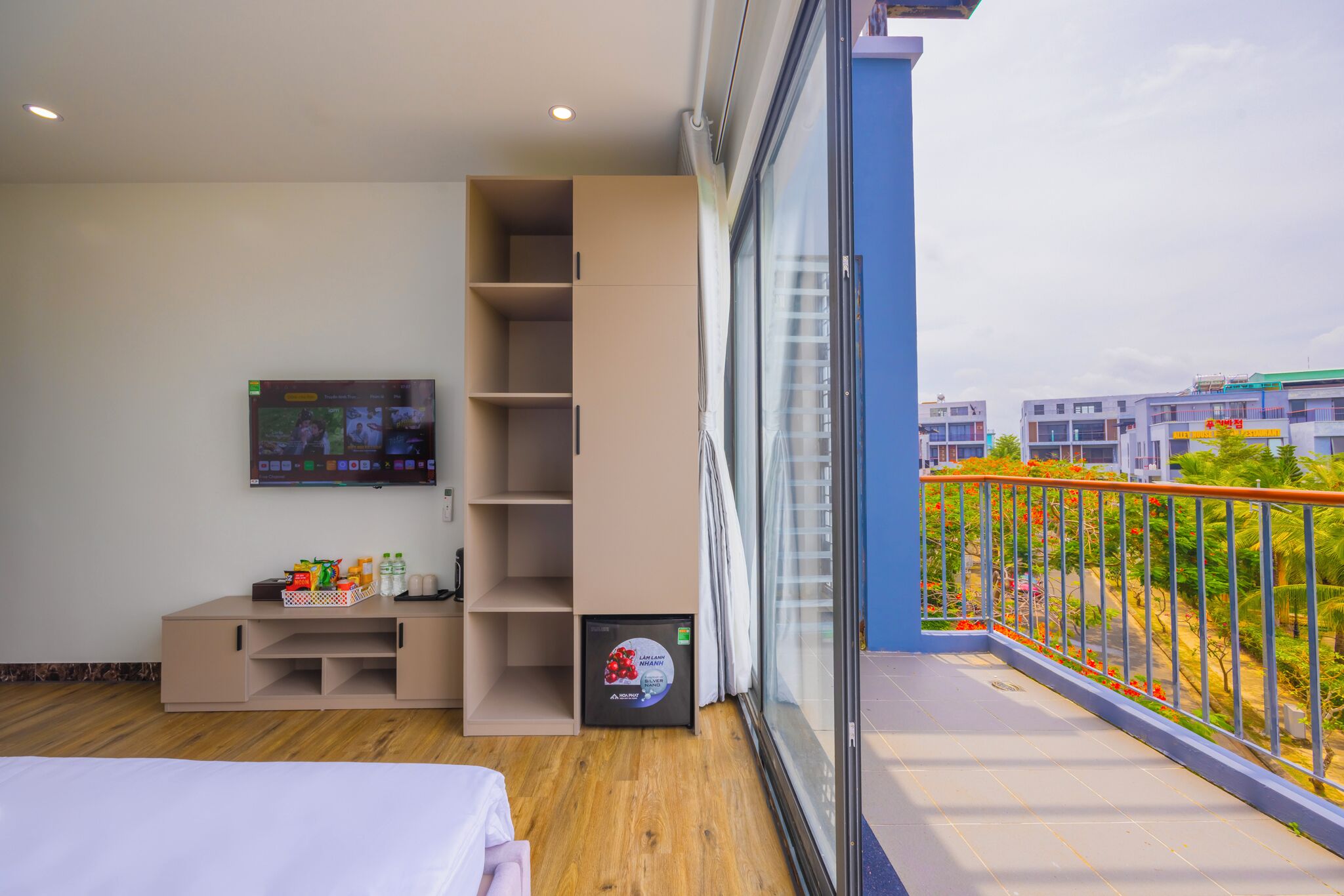 Desk, blackout curtains, free WiFi, bed sheets
