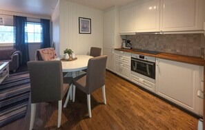 Réfrigérateur, un four, surface de cuisson, lave-vaisselle