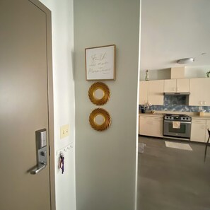 A kitchen with a stove, oven, and cabinets. - Bright 2-bedroom apartment with AC in marvelous Nashville (Nashville)