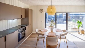 Wasserkocher mit Kaffee-/Teezubehör, Kühlschrank, Mikrowelle, Ofen