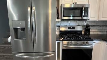 Cafetera/tetera, refrigerador, microondas, horno