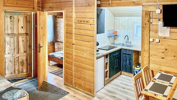 Wasserkocher mit Kaffee-/Teezubehör, Kühlschrank, Mikrowelle