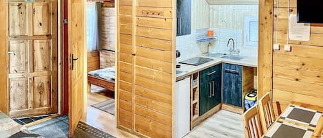 Jääkaappi, mikroaaltouuni, kahvin-/teenkeitin