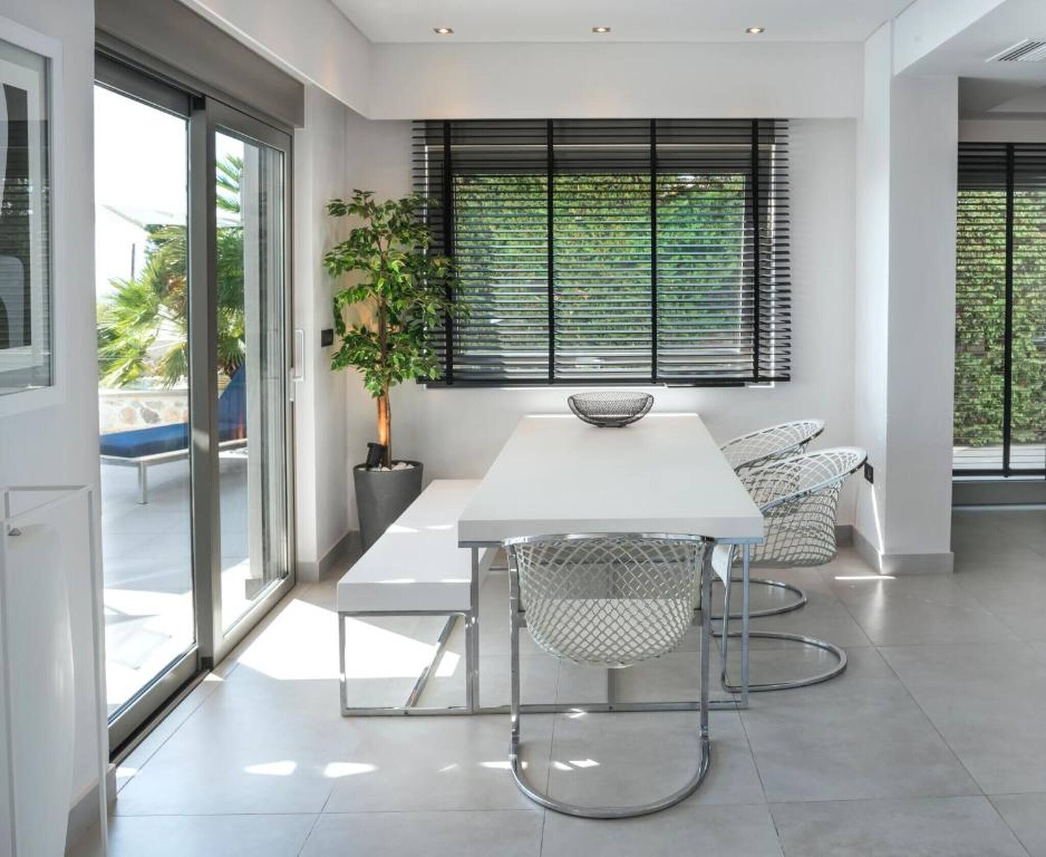 Vila, 4 quartos, para fumantes, piscina particular | Sala de jantar