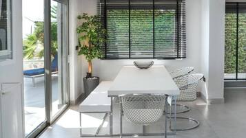 Vila, 4 quartos, para fumantes, piscina particular | Sala de jantar