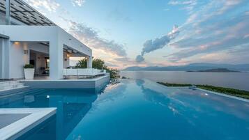 Vila, 4 quartos, para fumantes, piscina particular | Piscina