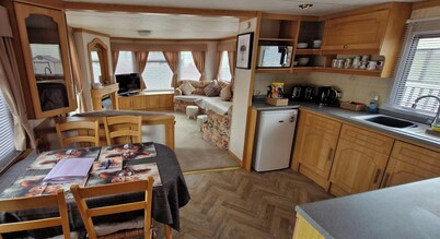 Cosy home from home mobile home.
Pet friendly. Close to local attractions.