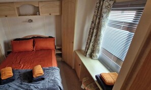 Tabla de planchar con plancha, cuna de viaje, wifi gratis y ropa de cama
