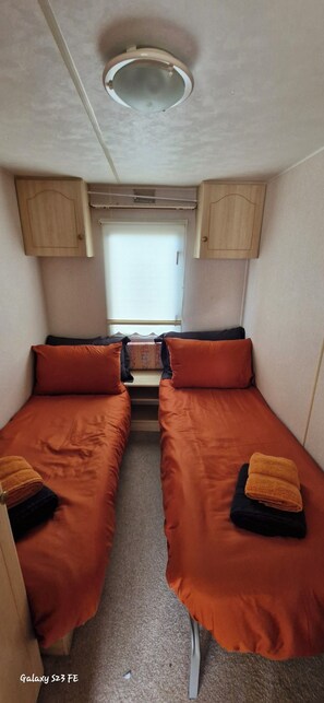 Ferros/tábuas de passar roupa, berço de viagem, Wi-Fi de cortesia