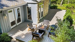 Eine Terrasse mit Gartenmöbeln und einem Feuerkorb.