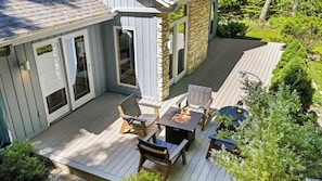 Una terraza con mobiliario exterior y una chimenea.