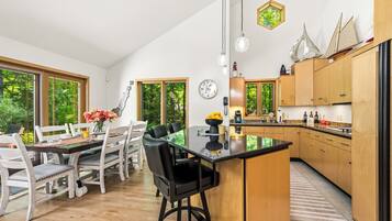 Coffee/tea maker, fridge, microwave, oven