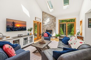Smart TV, chimenea y oficina 