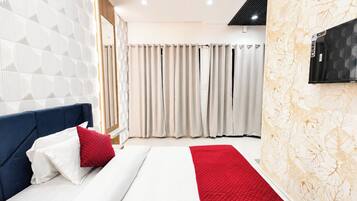 Superior Double Room, Air conditioning | Hypo-allergenic bedding, desk, soundproofing, free WiFi