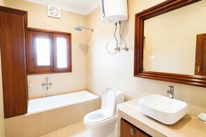 Doppelzimmer | Badezimmer | Dusche, Hausschuhe, Seife, Shampoo