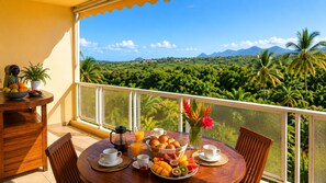 Outdoor dining - Modern, air-conditioned one-bedroom apartment, perfect for your vacation or business trip  (Sainte-Luce)