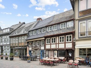 Eine typische europäische Straße mit einem Café und einem Geschäft.