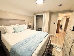 Tabla de planchar con plancha, wifi, ropa de cama