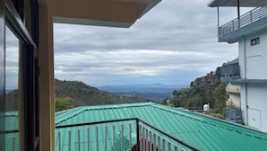 Property grounds - Ghar by the mountains (Dharamshala)