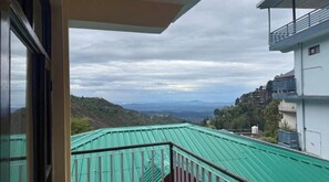 Property grounds - Ghar by the mountains (Dharamshala)