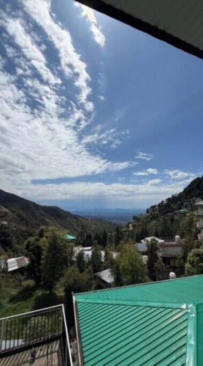 Property grounds - Ghar by the mountains (Dharamshala)