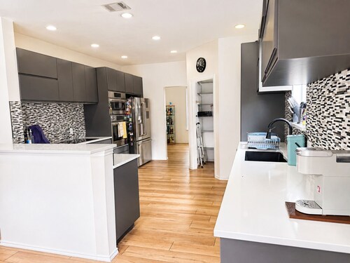 5BR Detached Casita with Massive Deck Sleeps 10 in Leander