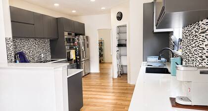 5BR Detached Casita with Massive Deck Sleeps 10 in Leander