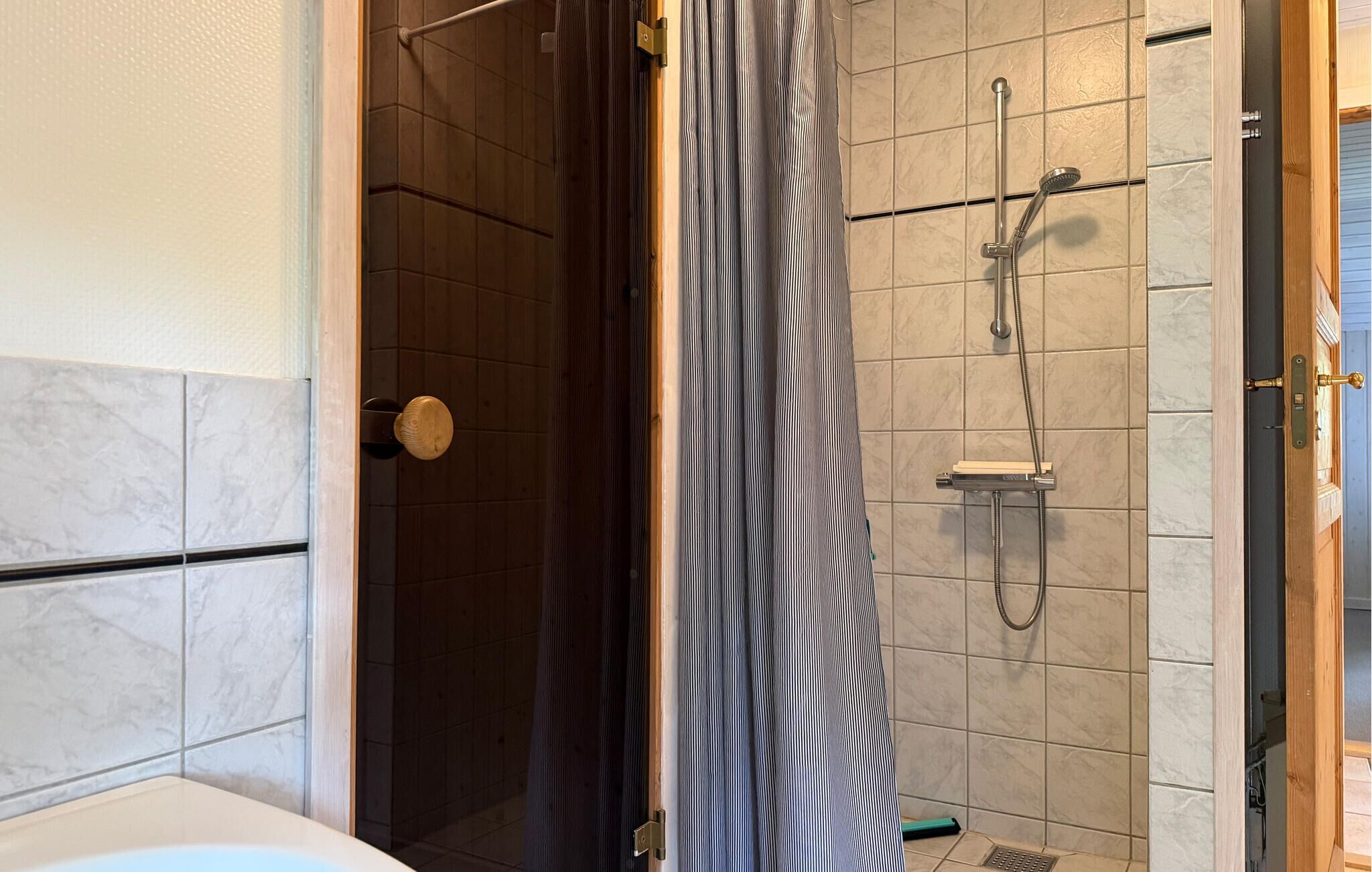 Un bagno con doccia, WC e vasca da bagno.