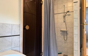 A bathroom with a shower, a toilet, and a bathtub. - Pet friendly home in Oksbøl with sauna (Oksbøl)