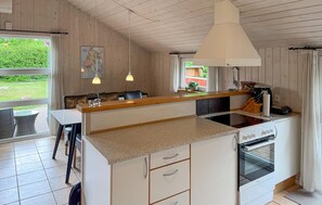 Wasserkocher mit Kaffee-/Teezubehör, Kühlschrank, Geschirrspüler